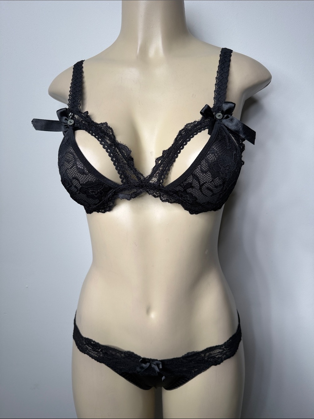 SHEIN Black Lace Cut-Out Push-Up Bra & Panty Set